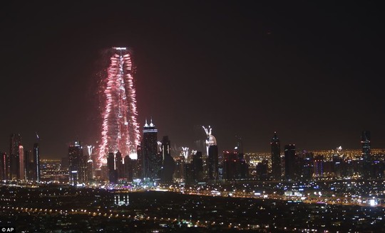 Dubai[-]phá[-]kỷ[-]lục[-]về[-]màn[-]trình[-]diễn[-]pháo[-]hoa[-]lớn[-]nhất[-]thế[-]giới.[-]Ảnh:[-]AP